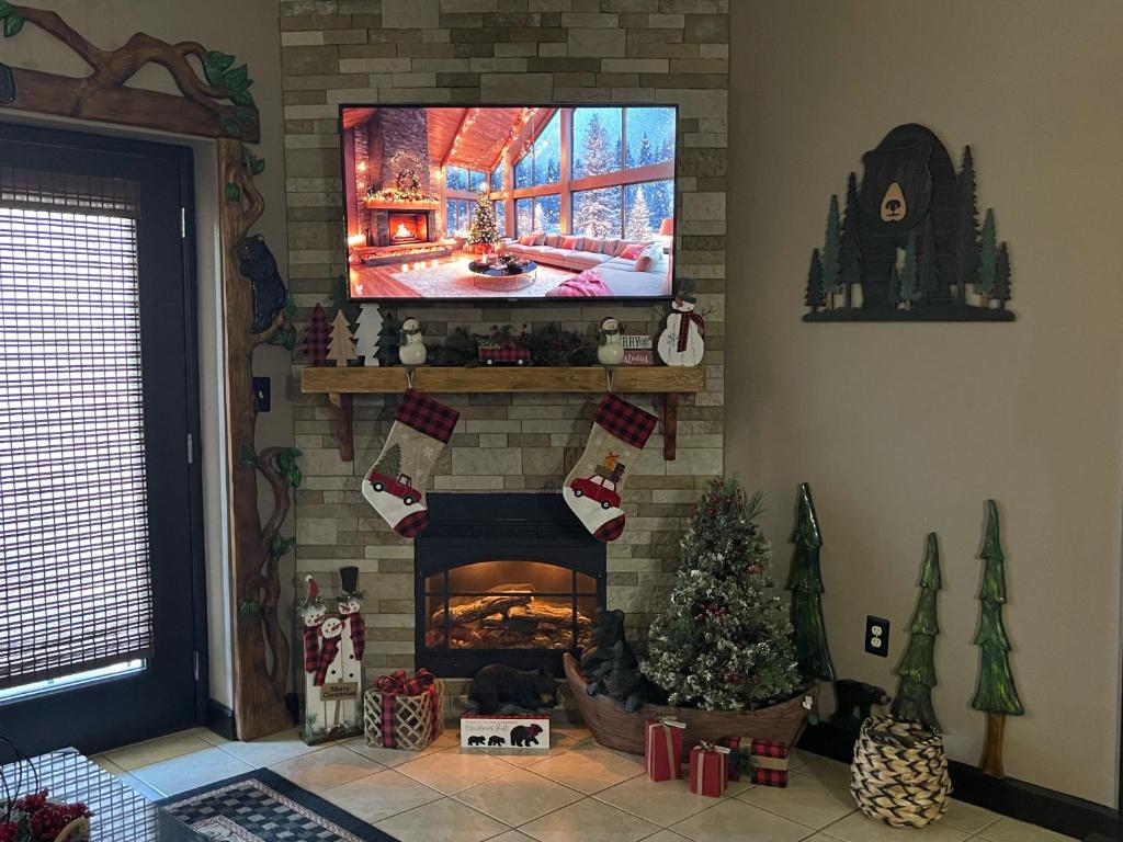 Μια τηλεόραση ή/και κέντρο ψυχαγωγίας στο A Bear's Hibernation condo