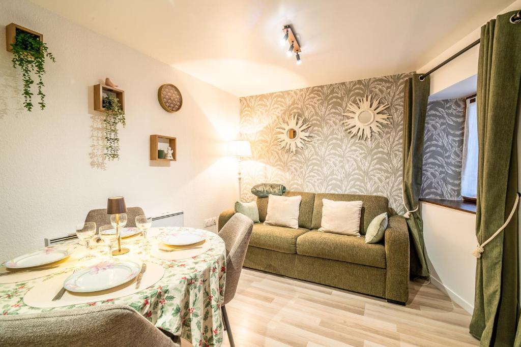 un salon avec une table et un canapé dans l'établissement Cozy Old Town Suite - Quiet and Central Cocoon, à Sélestat