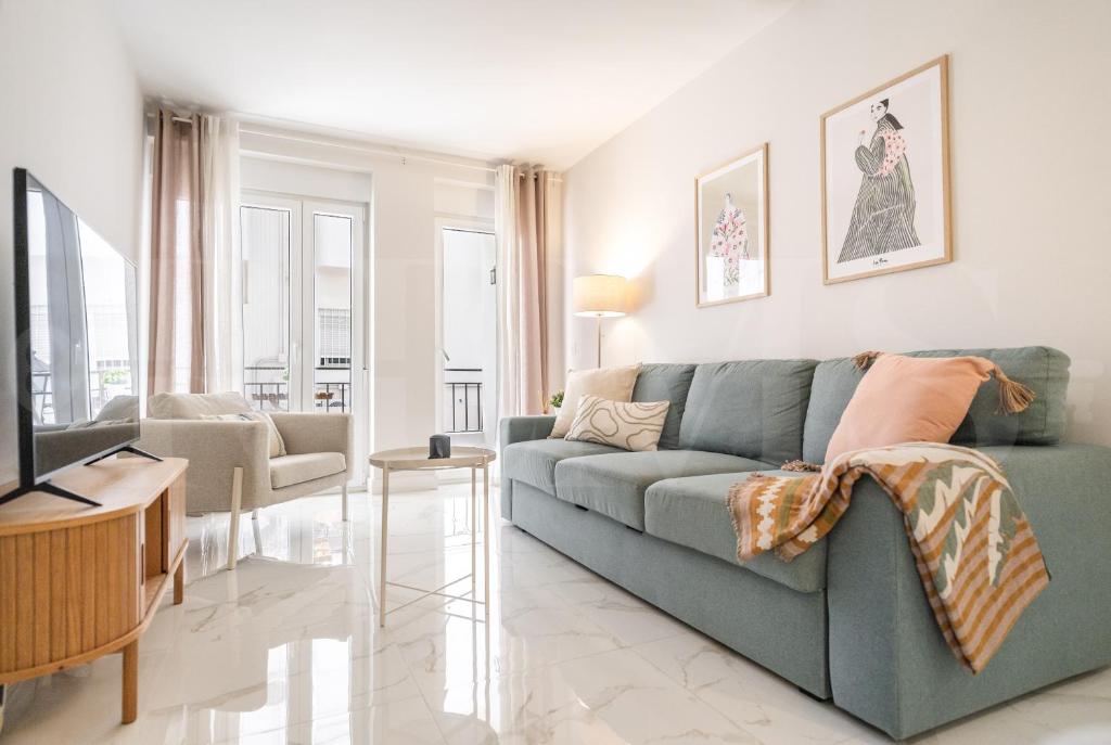 Central retreat with balcony, steps to beach REMS