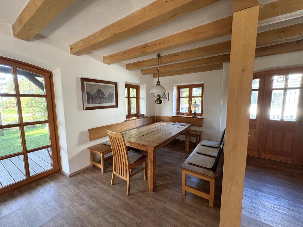 ein Esszimmer mit einem Holztisch und Stühlen in der Unterkunft Ferienwohnung im Stenhuus in Wiek auf Rügen 