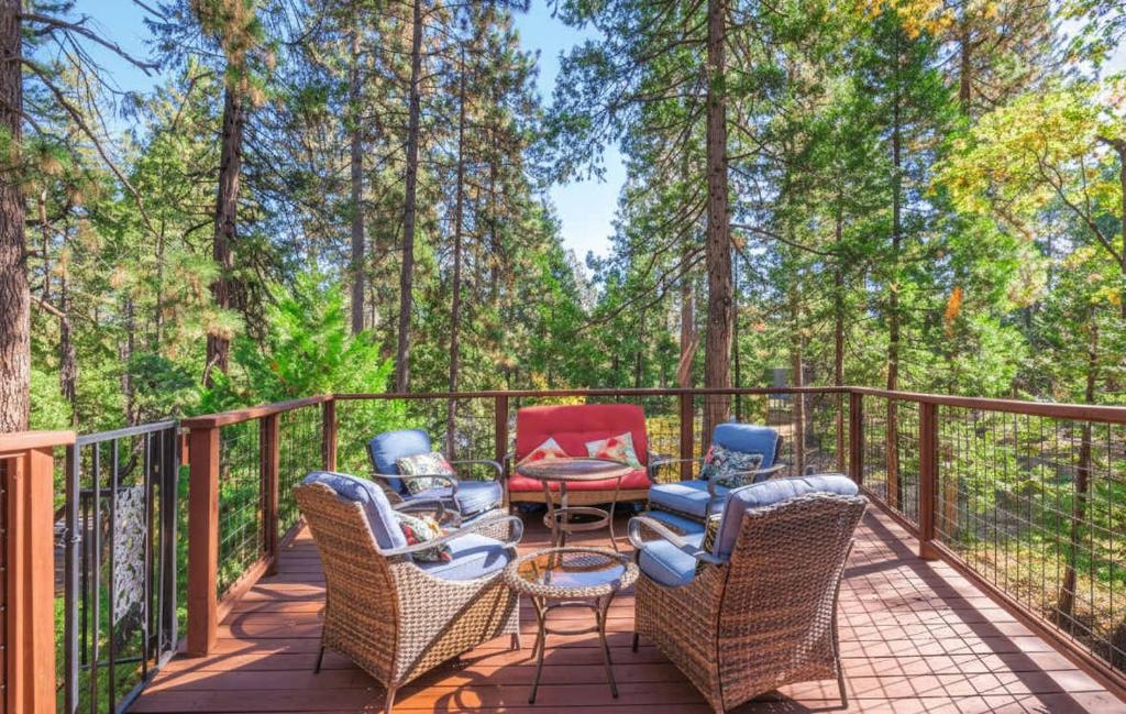 Balkón nebo terasa v ubytování 4BR Cabin near Fly-In Lake with Deck Dining & BBQ