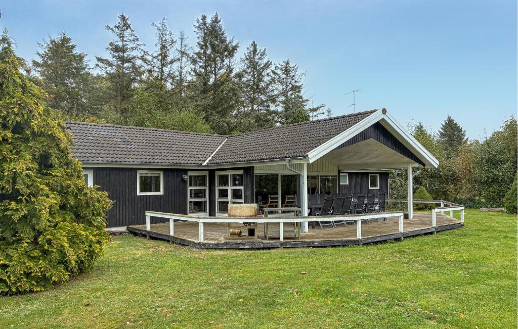 Το κτήριο όπου στεγάζεται  η παραθεριστική κατοικία