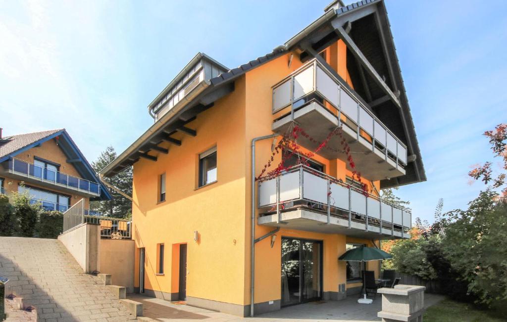 een geel gebouw met een balkon bij U9 Eg in Marienfelde