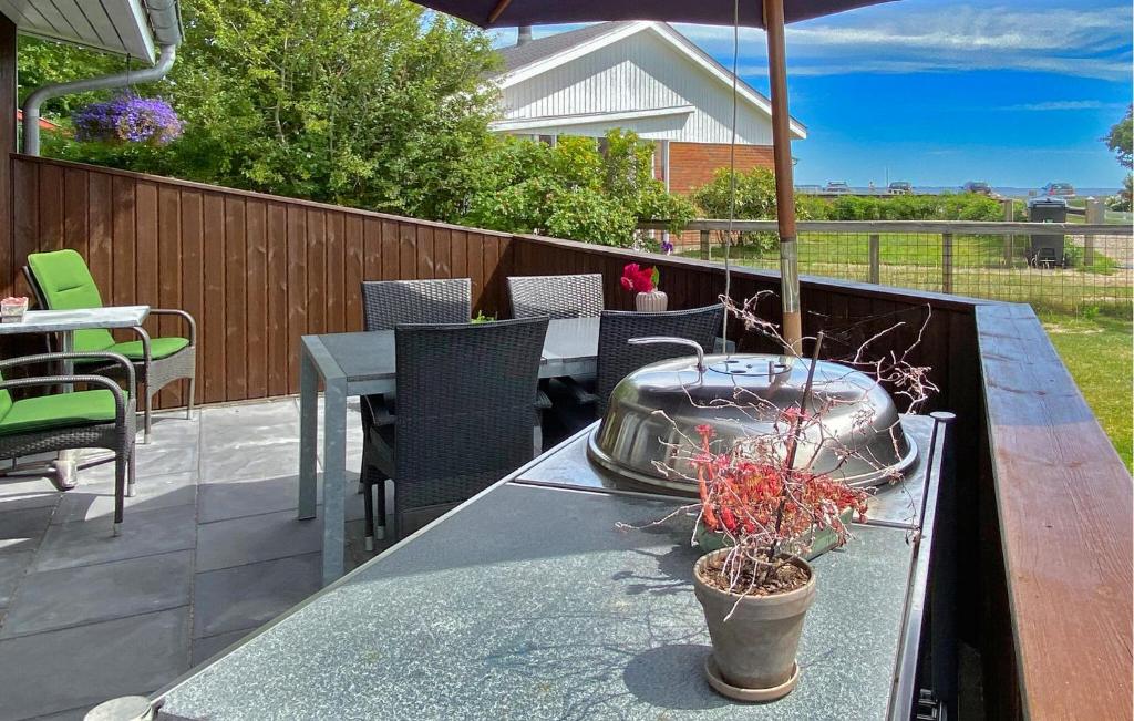 En balkon eller terrasse på Stunning Home In Broager With Wifi