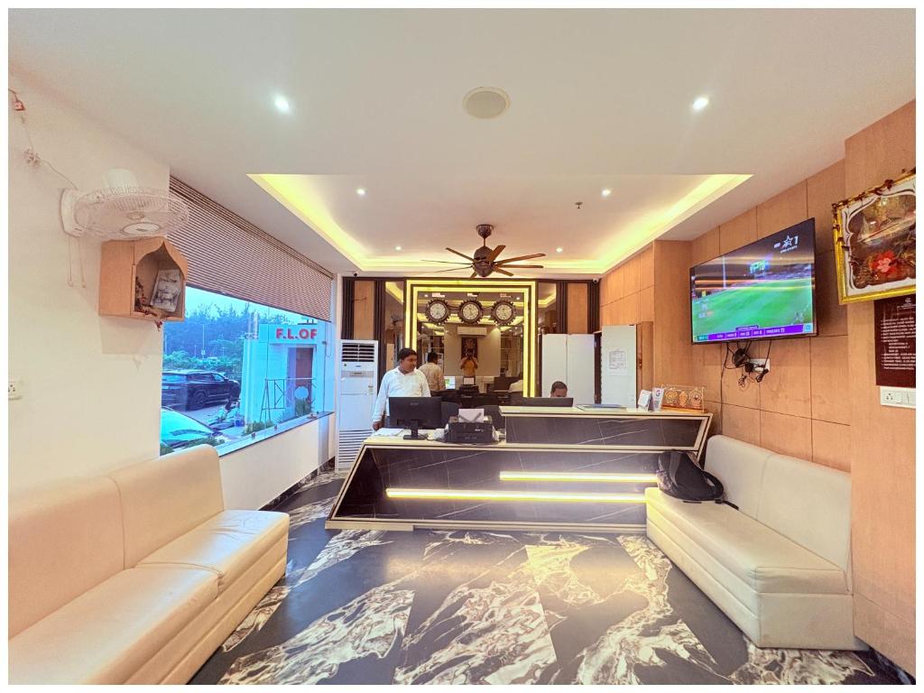 un restaurante con un estanque de peces en el suelo en GC INTERNATIONAL - New Digha Sea Beach Hotel with SWIMMING POOL, PARKING, PRIVATE GYM, RESTAURANT, en Digha