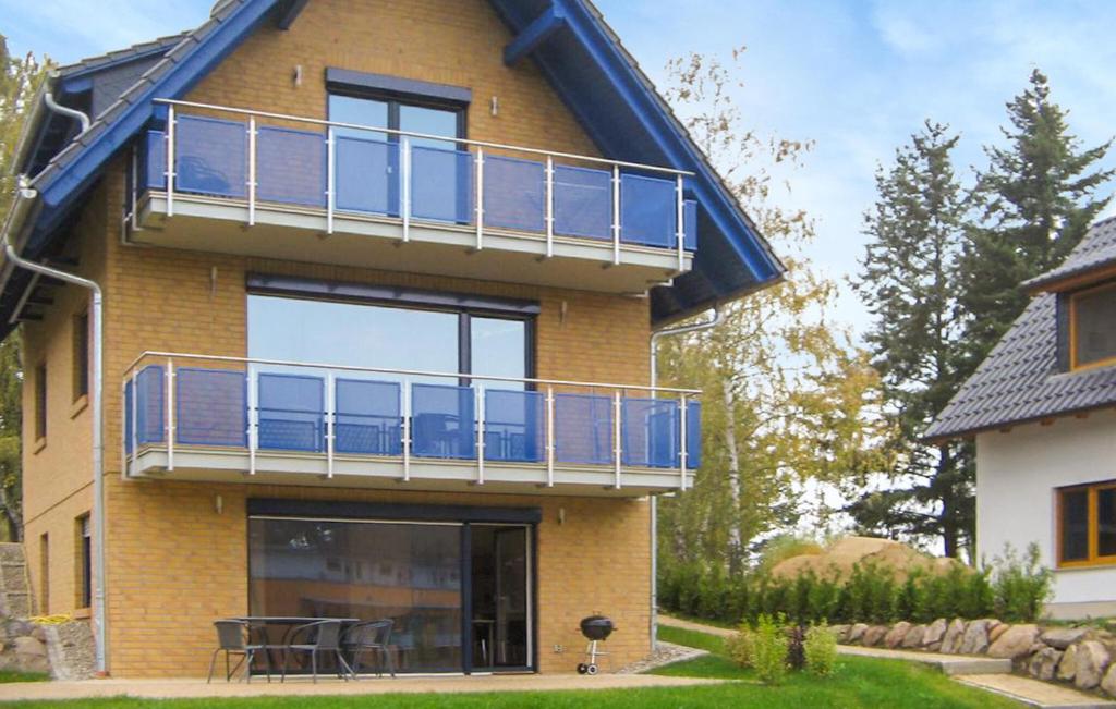 een huis met een balkon met een tafel erop bij S42 Sou in Marienfelde