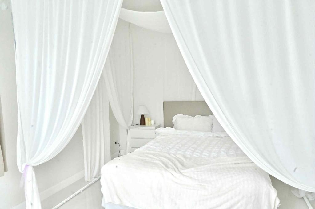 Ένα ή περισσότερα κρεβάτια σε δωμάτιο στο บ้านเคียงดาวแม่สะเรียง