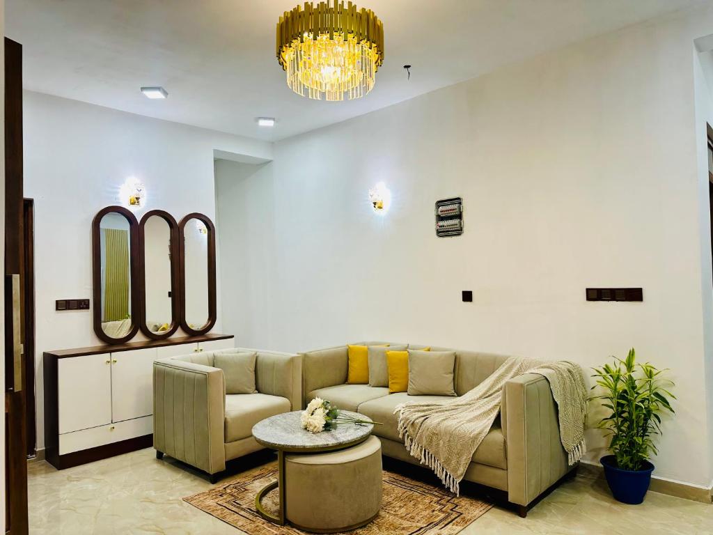 un salon avec un canapé et une table dans l'établissement Golden Villa, à Wayikkal