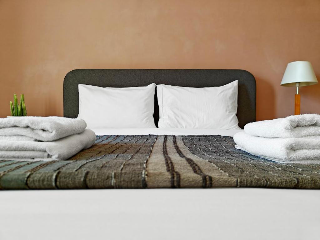 スリーマにあるSliema 3 bedrooms apartmentのベッド(白い枕、タオル付)