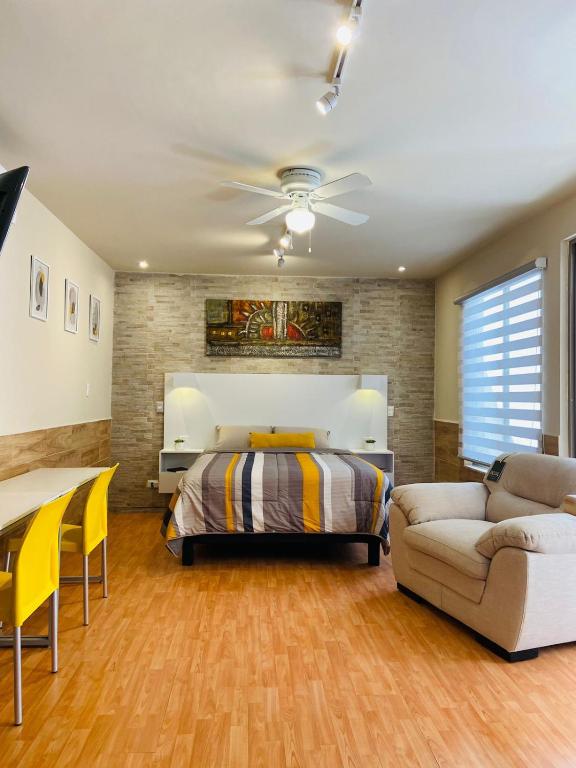 un dormitorio con una cama y un sofá en Departamento Bonito cama Queen, con acceso privado, en Ramos Arizpe