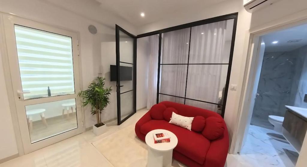 - Silla roja en la sala de estar con ventana en Farah, en Sousse