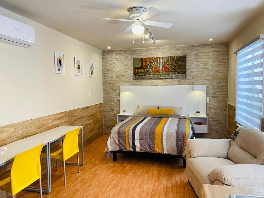 Postel nebo postele na pokoji v ubytování Nice Queen bed apartment, private access