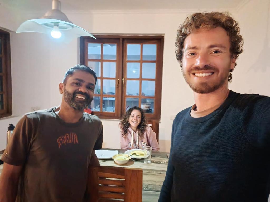 dois homens em pé numa cozinha com uma mulher em Mystique Hideout em Kandy