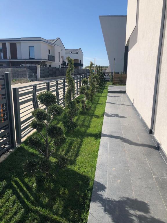 Ein Garten an der Unterkunft KNIGHT Resort