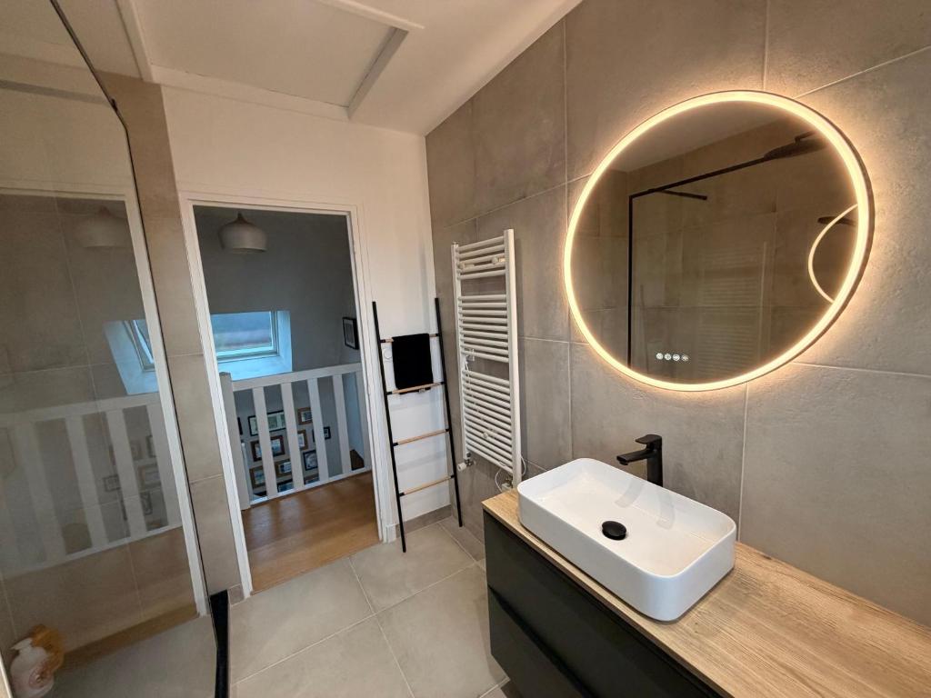 ein Badezimmer mit Waschbecken und Spiegel an der Wand in der Unterkunft Ty Glou Maison Charmante - 5m plage in Ploemeur