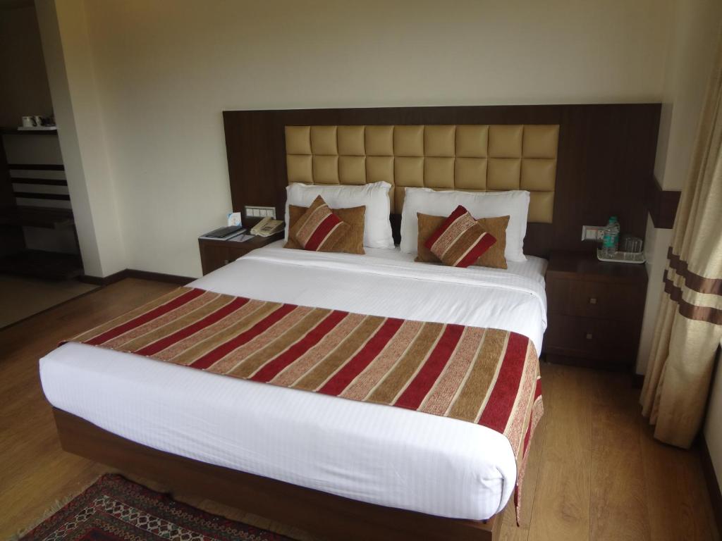 Postel nebo postele na pokoji v ubytování The Legend Inn @Nagpur