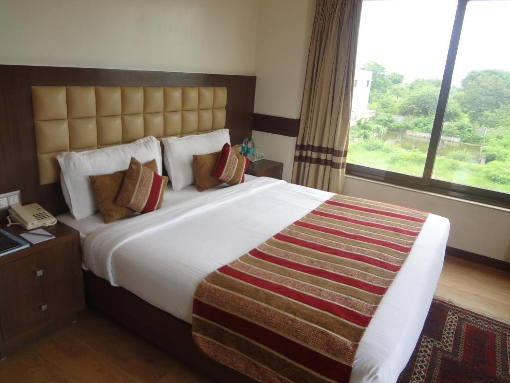 Postel nebo postele na pokoji v ubytování The Legend Inn @Nagpur