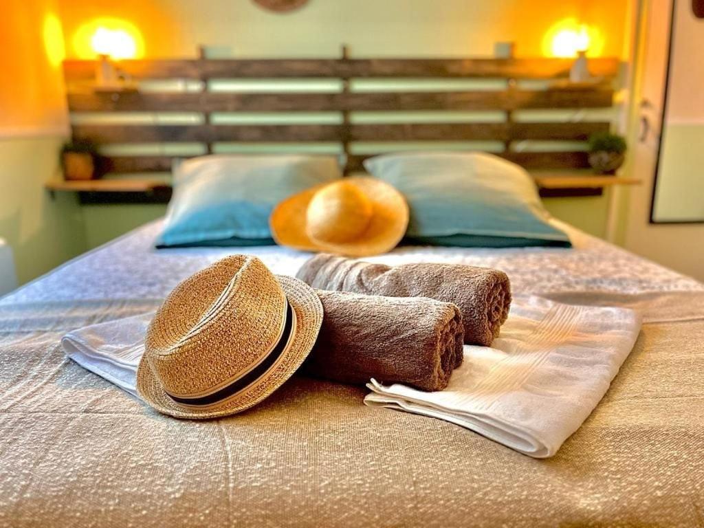オーにあるL'App' Art, Jolie vue mer en RDC à 200 m de la plageのベッド1台(タオル2枚、帽子2枚付)