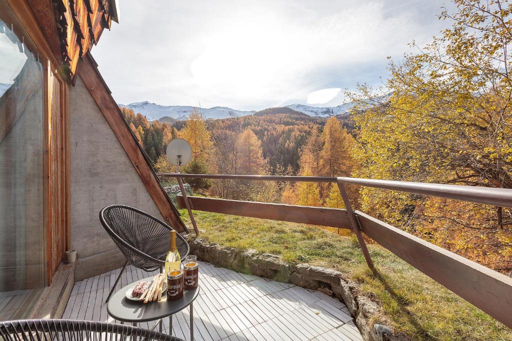 a balcony with a chair and a view of the mountains at Ma Chérie-Lumière in Pila