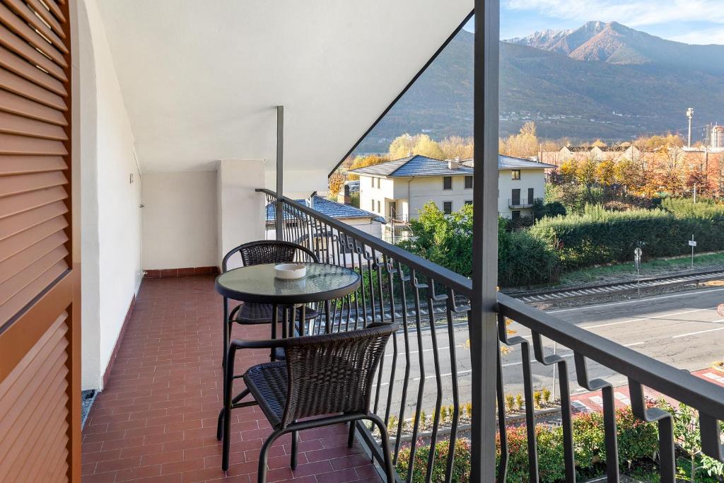Un balcón con mesa y sillas y una vista en Casa Vacanze Dal Castelin, en Valtellina
