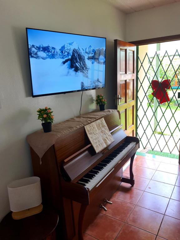 TV a/nebo společenská místnost v ubytování The Green Outpost