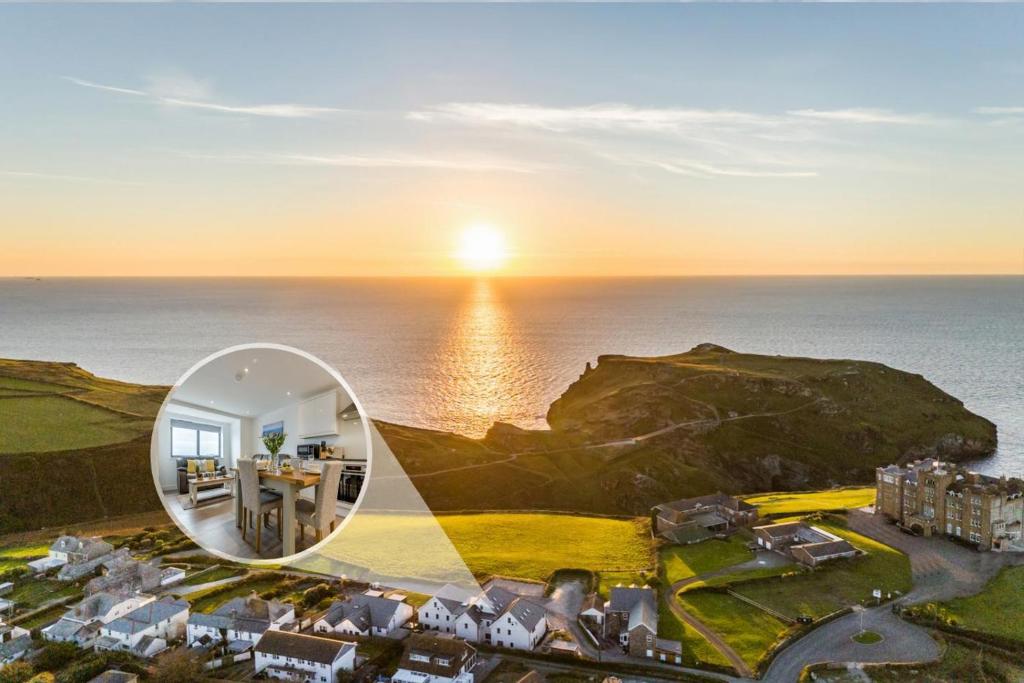 ein Bild von einem Haus im Sonnenuntergang über dem Meer in der Unterkunft 2 Bed in Tintagel oc-p33627 in Tintagel