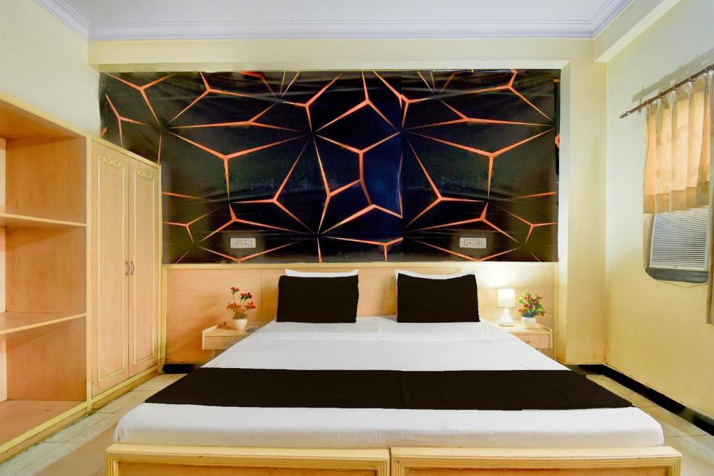 a bedroom with a large bed with a wall at Collection O Albert Hall Museum Jaipur Formerly Roop Palace in Jaipur