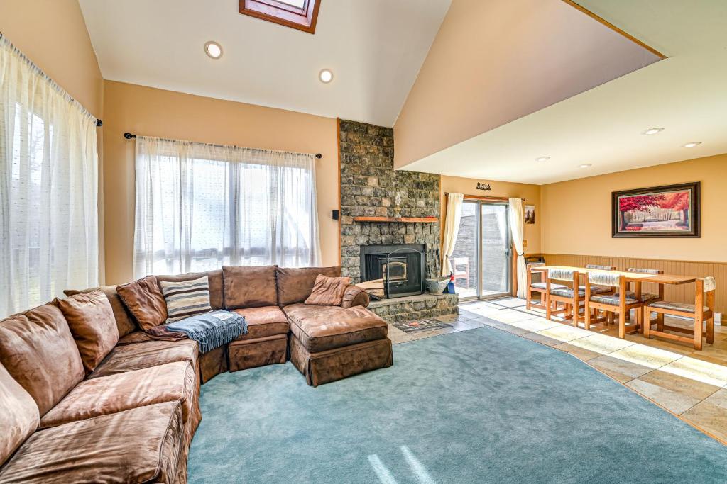 een woonkamer met een bank en een open haard bij Near Hiking and Skiing Hunter Mountain Getaway! in Elka Park