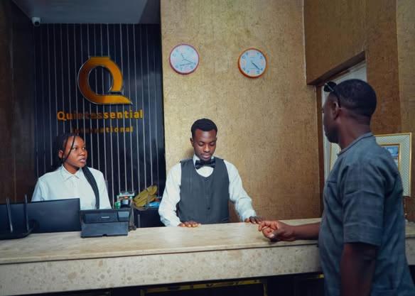 ポートハーコートにあるQuintessential Hotelの2人の男性が練習のためにカウンターに立っている