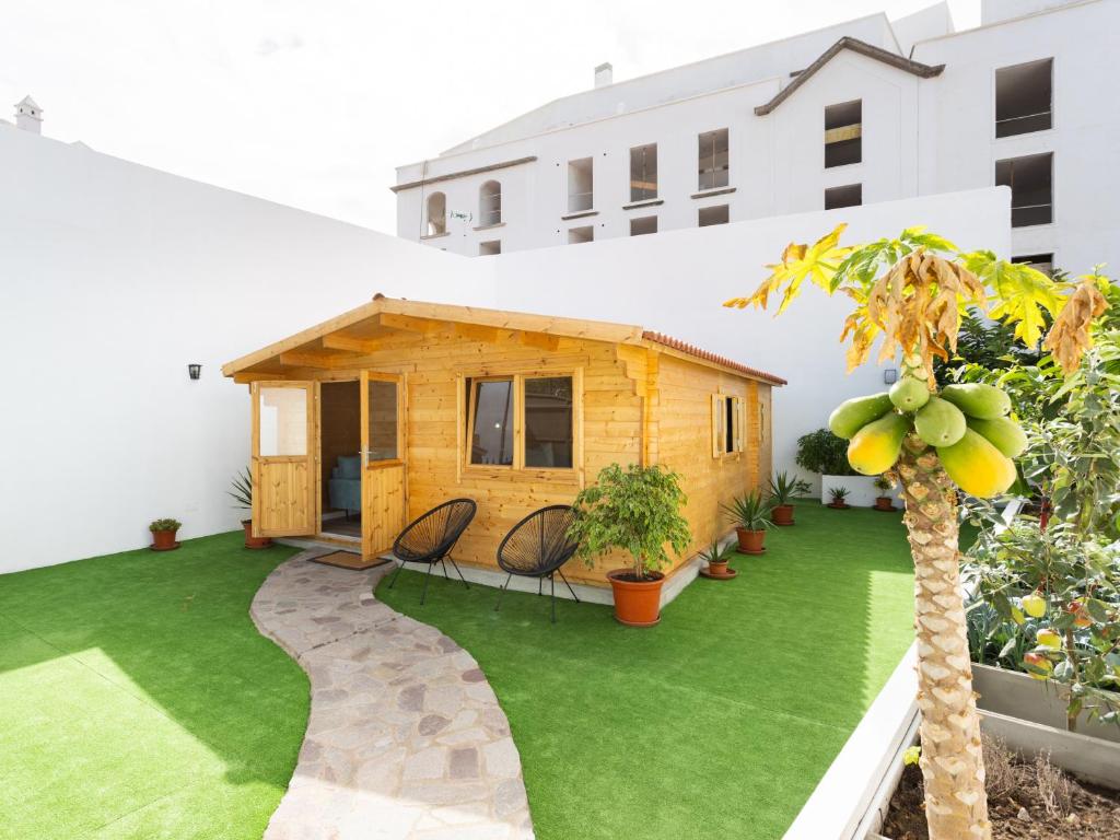 a small backyard with a tiny house at Live Villa Adrian in Caleta de Interián