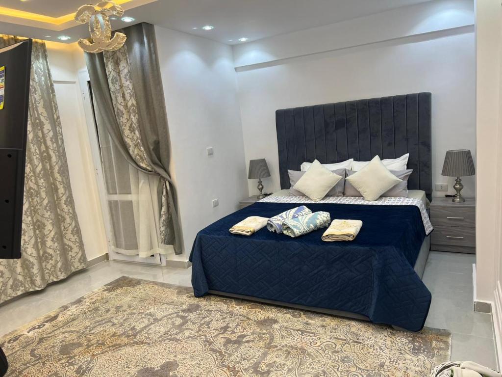 Ένα ή περισσότερα κρεβάτια σε δωμάτιο στο Golden Pyramid Panorama Apartment