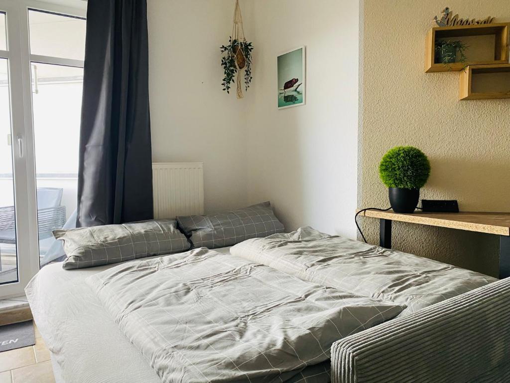 Postel nebo postele na pokoji v ubytování Duke-Fewo am Meer im Haus Atlantic beim Kurpark