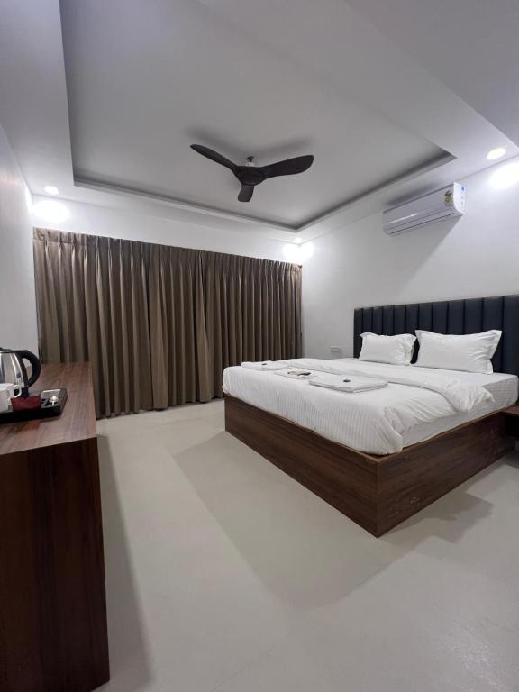 una camera da letto con un letto e un soffitto di Bougain Villa a Jāmb