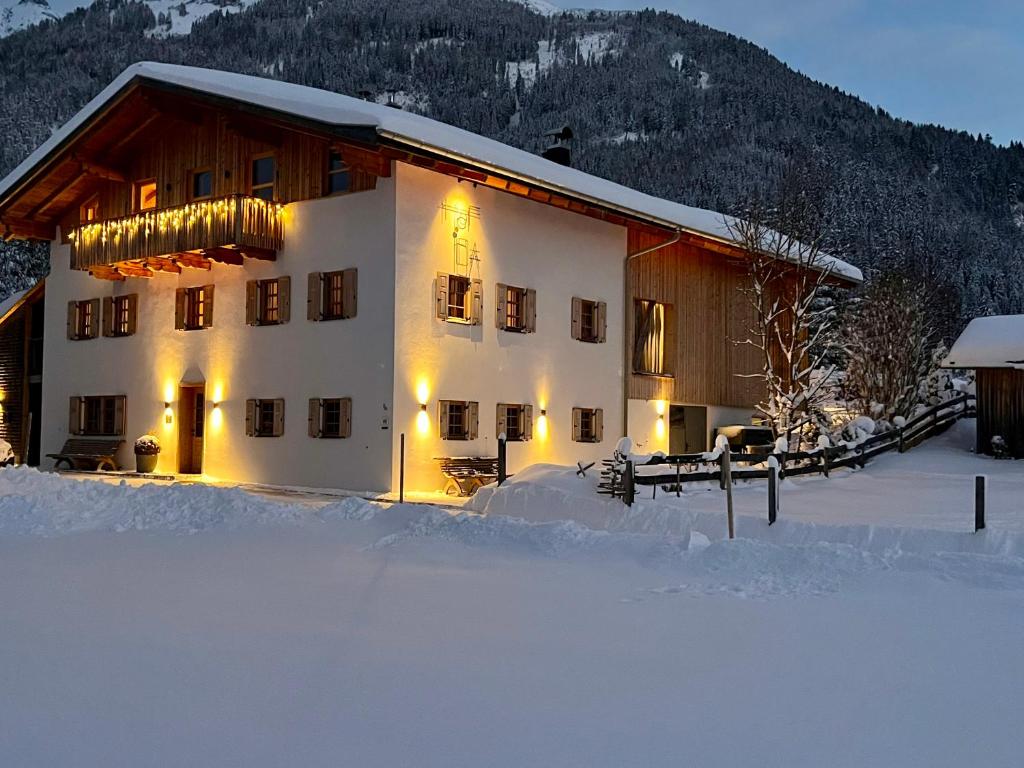 een groot gebouw met sneeuw ervoor bij Hof Ida in Bach