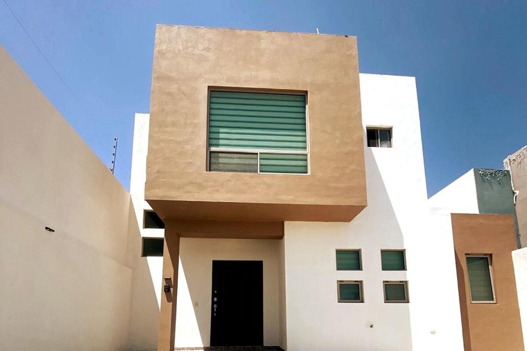 ein Gebäude mit einem Fenster darüber in der Unterkunft Casa Moderna al Norte, Vista Panorámica, Super Bien ubicada in Ramos Arizpe