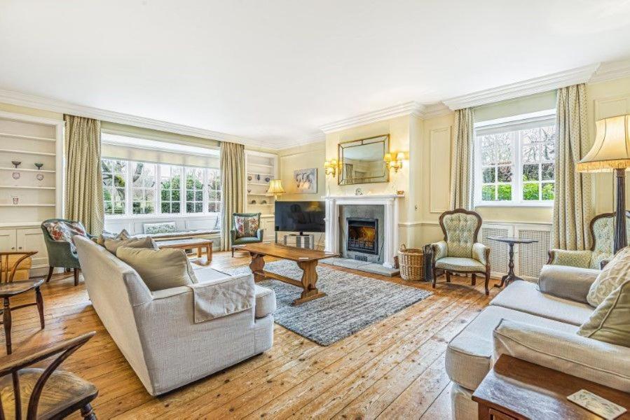 ein Wohnzimmer voller Möbel und einem Kamin in der Unterkunft Little Barwick in Stanhoe