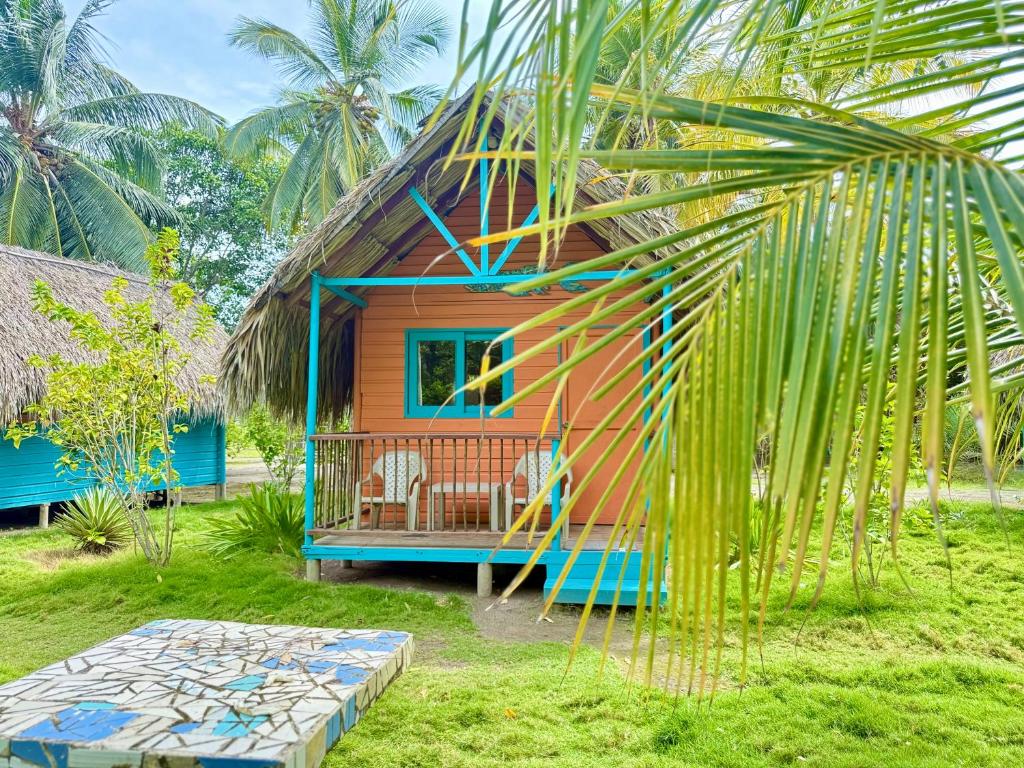 een klein huis met een rieten dak bij Hotel Las Casitas De Mar Adentro in Isla Grande