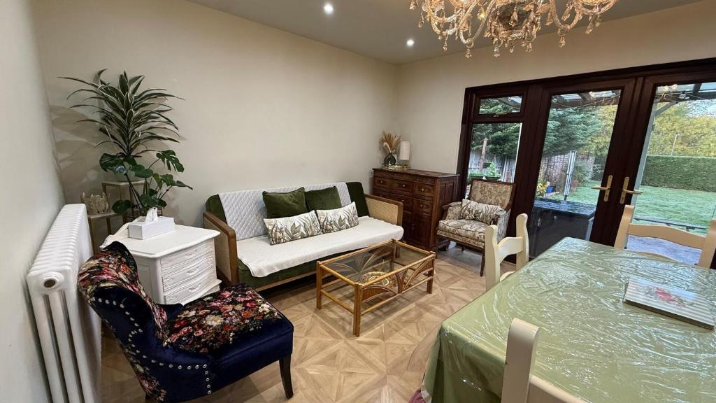 Khu vực ghế ngồi tại Charming Holyport Hideaway: 1BD Farmhouse