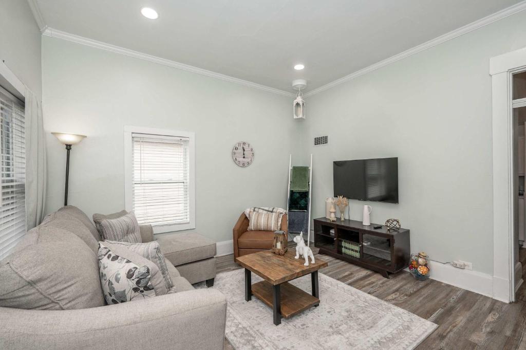 un soggiorno con un divano e una TV di The Washington Cottage - 6ppl a Harrison