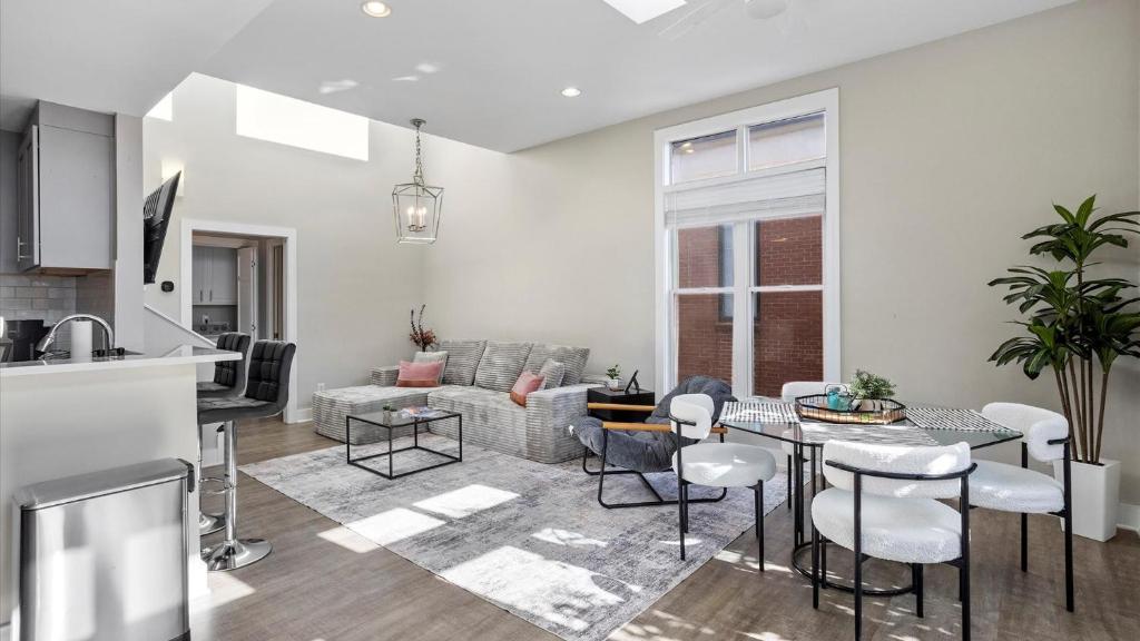 Η κουζίνα ή μικρή κουζίνα στο Central Raleigh 2BR - Walk to Shops & Dining