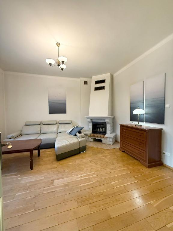 Un televizor și/sau centru de divertisment la 15 Gdynia - Duże mieszkanie w Centrum dla 9 osób