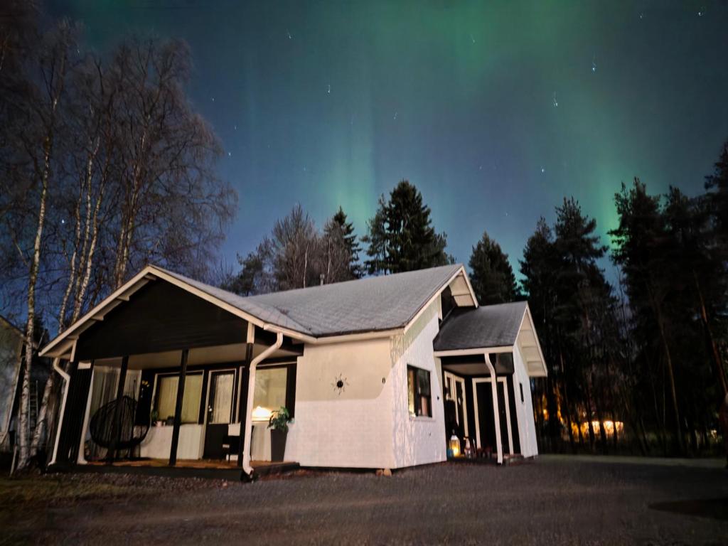 Villa Spark of Lapland في روفانييمي: بيت أبيض بسقف أسود
