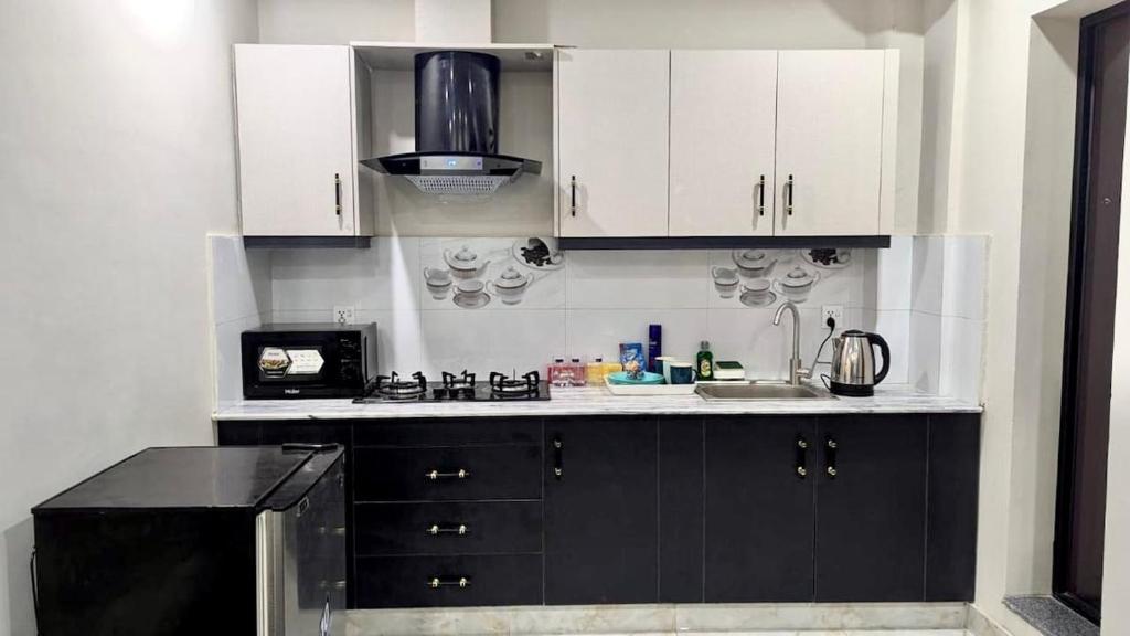 O bucătărie sau chicinetă la Stylish Downtown Stay