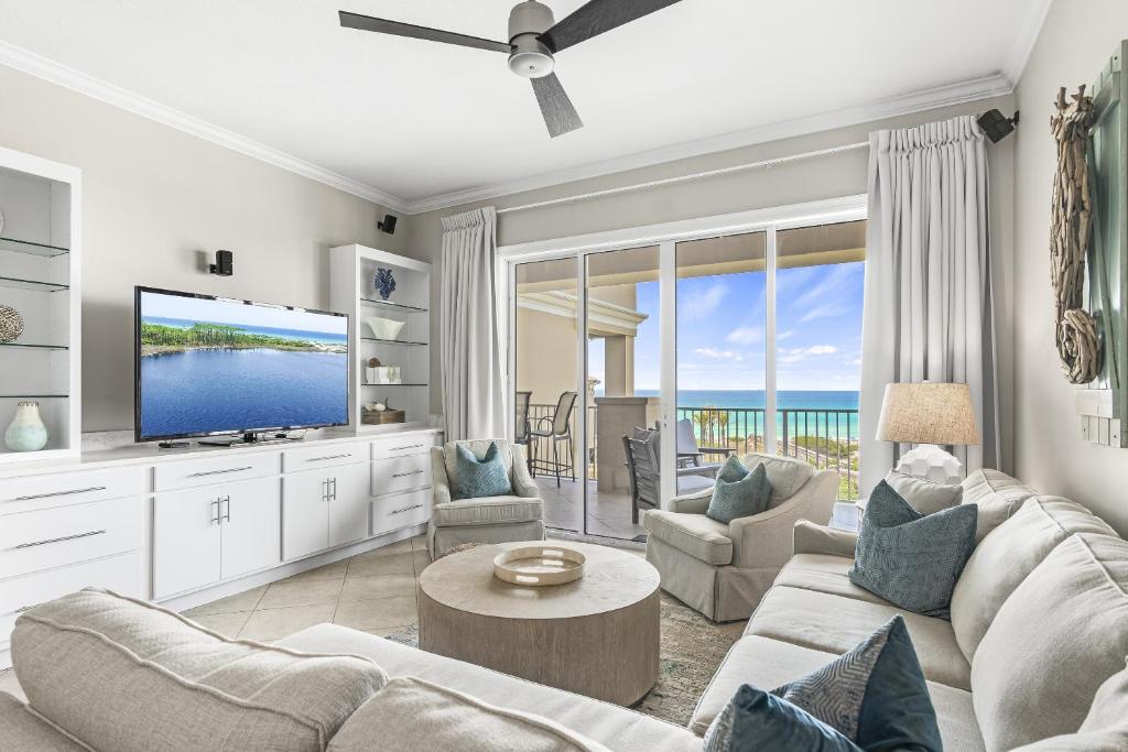 ein Wohnzimmer mit Fernseher und Sofa in der Unterkunft San Remo 403 in Santa Rosa Beach