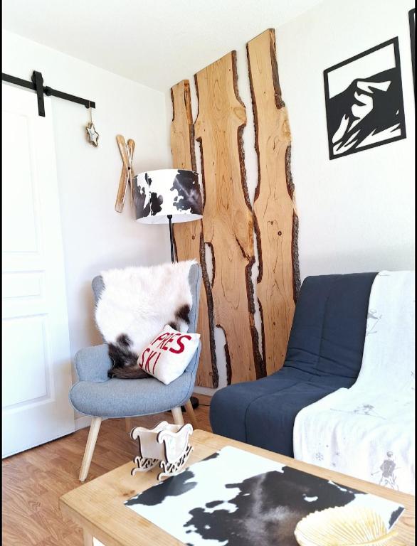 a living room with a chair and a bed at Appartement Le Courtaou in Vielle-Aure