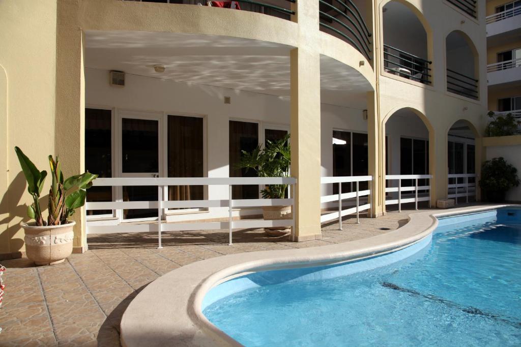 Bazén v ubytování Aparthotel Calema Avenida Jardim nebo v jeho okolí