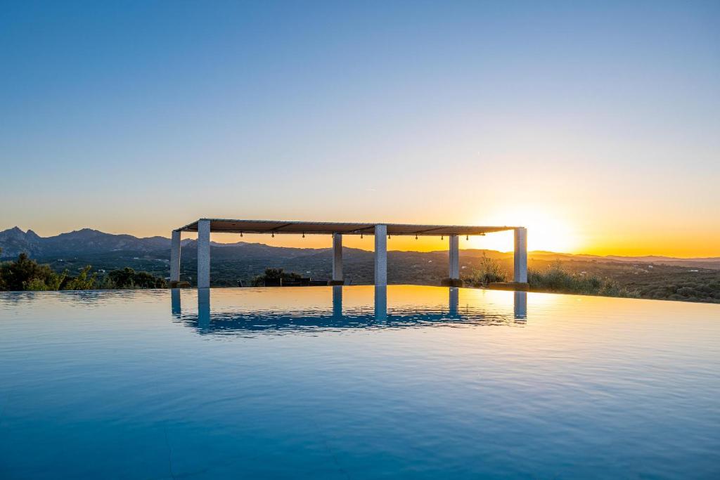 Bazén v ubytování Villa Sole Tra i Ginepri nebo v jeho okolí