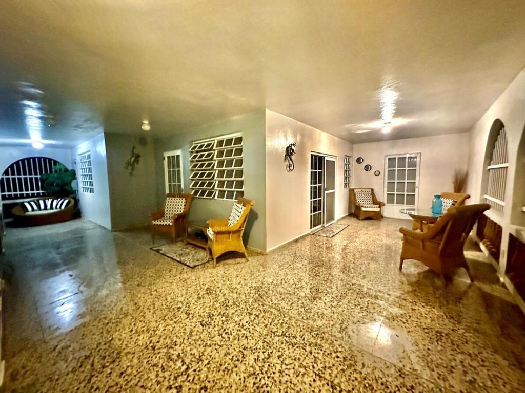 un grand salon avec des chaises et un canapé dans l'établissement Casa Nube, à Cayey