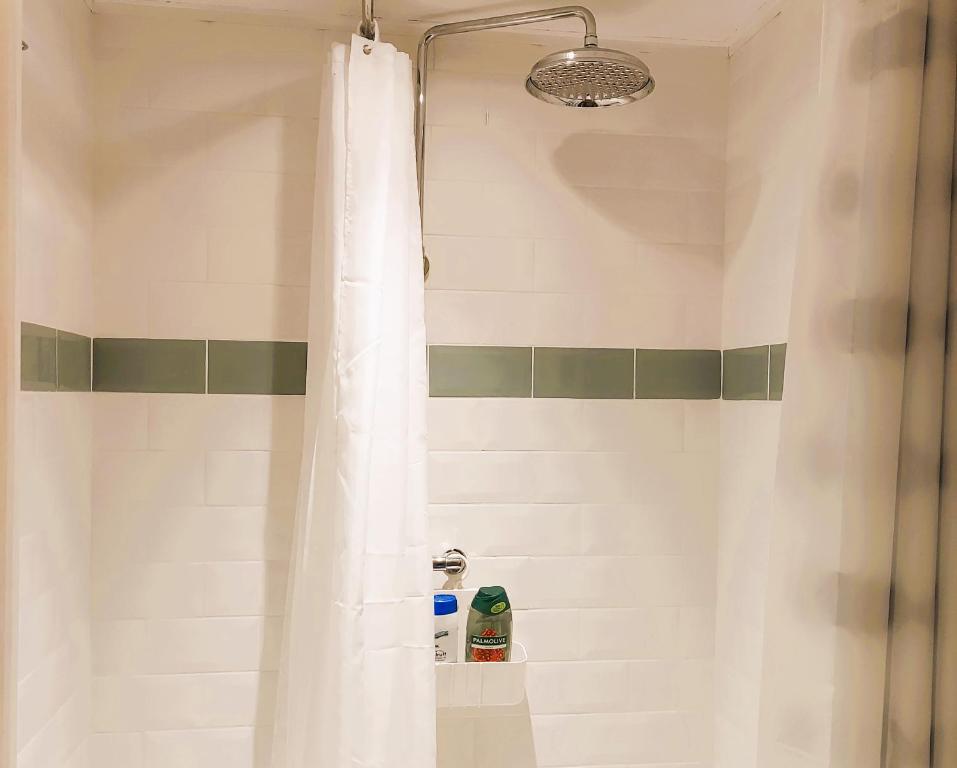 Koupelna v ubytování The Captain's Cottage at Climping