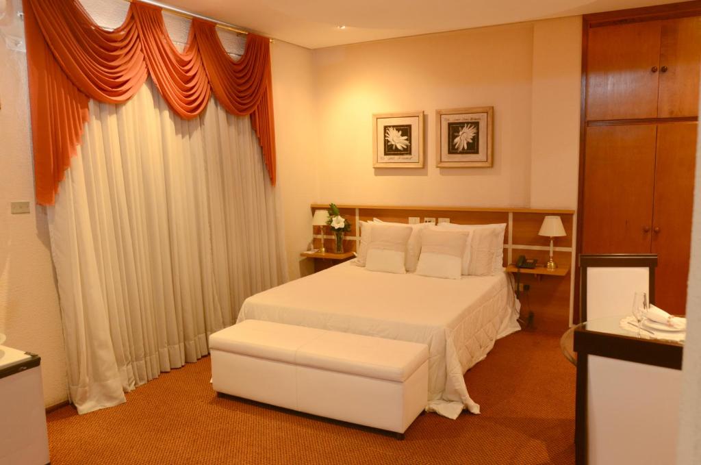 Postel nebo postele na pokoji v ubytování Skalla Hotel Nova Odessa